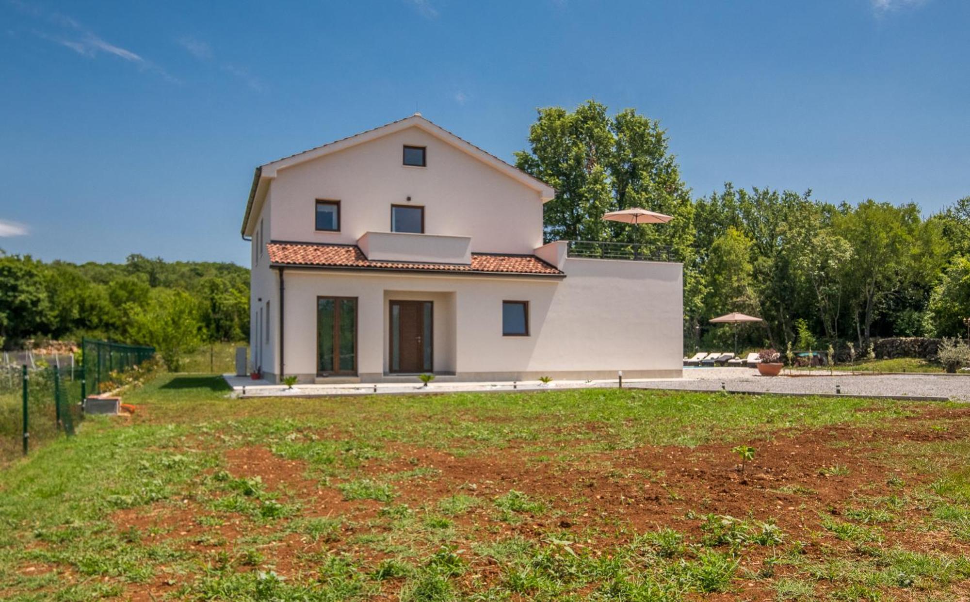 Vilă Surrounded By Nature *
